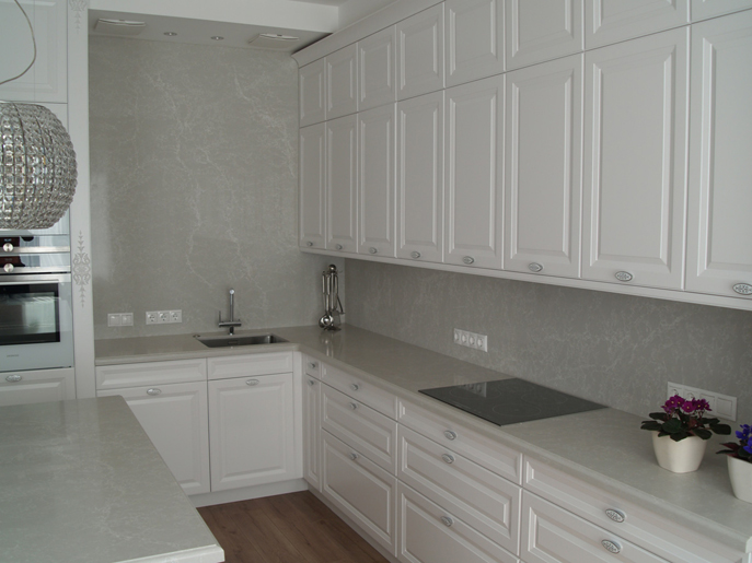 Вид на кухню от окна. Обратите внимание на резной декор Вид на кухню от окна. Обратите внимание на резной декор